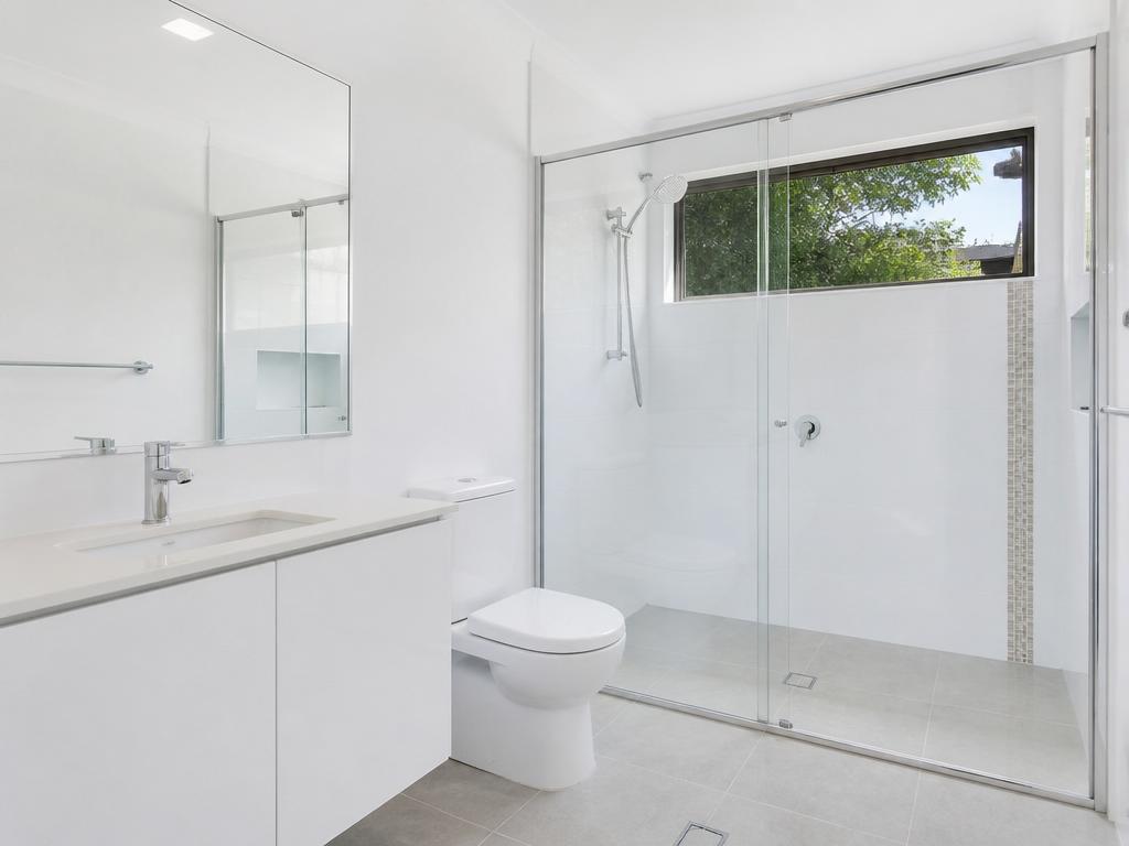 Bathroom Restoration after cleaning comparison